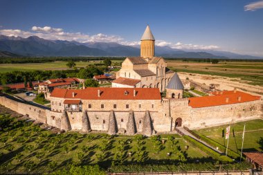 Kakheti 'deki Alaetti Manastırı Kompleksi panoramik manzarası. Kakheti, Gürcistan 'ın doğusunda yer alan bir bölge..