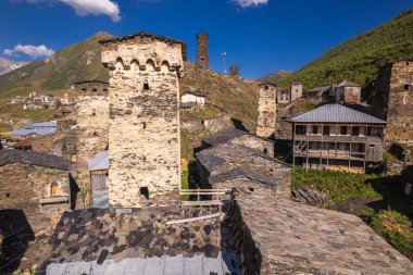 Gürcistan 'ın Svaneti dağlık bölgesinde yer alan Ushguli adlı pitoresk köydeki antik taş kulelerin havadan görünüşü.