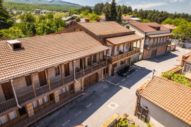Süslü ahşap balkon Telavi şehir merkezinde eski bir tarihi binanın parçasıdır. Gürcistan 'ın Kakheti bölgesinde mimari.
