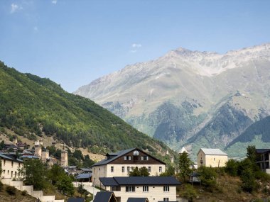 Gürcistan dağlarında yuva yapmış pitoresk bir Mestia köyü. Geleneksel taş kuleleri ve yemyeşil tepeler ve açık gökyüzüyle çevrili modern evleri var..