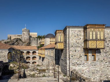 Temiz bir gökyüzüne karşı duran, karmaşık oymalarla süslenmiş ahşap balkonları olan tarihi Rabati şatosunun çarpıcı manzarası..