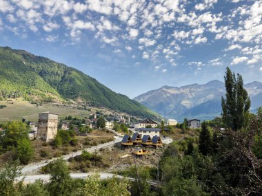 Gürcistan dağlarında yuva yapmış pitoresk bir Mestia köyü. Geleneksel taş kuleleri ve yemyeşil tepeler ve açık gökyüzüyle çevrili modern evleri var..