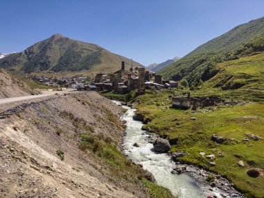 Geleneksel Svaneti kuleleri yemyeşil bir vadiye kurulmuş bir köyün ortasında dimdik duruyorlar. Dağlarla çevrili bu tarihi yapılar, bölgenin mimari mirasının bir kanıtıdır..