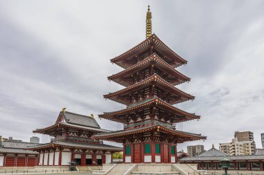 Japonya, Nara 'daki Kofuku-ji Tapınağı' nda beş katlı etkileyici bir tapınak. Bulutlu bir gökyüzüne karşı antik mimari. Japon Budist tapınağı tasarımının çarpıcı bir örneği..