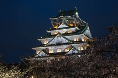 Gece Osaka Kalesi, çiçek açan kiraz ağaçları tarafından aydınlatılmış ve çerçevelenmiş. Japonya 'nın çarpıcı bir simgesi. Karmaşık mimarisini ve canlı bahar manzarasını gözler önüne seriyor..
