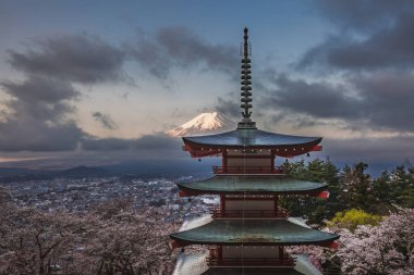 Fuji Dağı, Japonya 'nın Fujiyoshida kentindeki Chureito Pagoda' da kiraz çiçeği mevsiminde görüldü. Çarpıcı bir gün doğumu ikonik volkanı aydınlatır ve nefes kesici bir manzara yaratır..