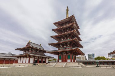 Yakushi-ji Doğu Pagoda ve Japonya, Nara 'daki çevresindeki yapılar. Bu antik tapınak kompleksi geleneksel Japon mimarisini sergiliyor. Tarih ve ruhaniliğin huzurlu bir karışımı..