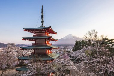 Arka planda Fuji Dağı olan Chureito Pagoda 'nın büyüleyici manzarası. Etrafı kiraz çiçekleriyle çevrili. Japonya 'da nefes kesici bir bahar manzarası.