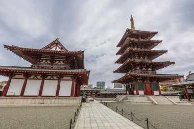 Yakushiji Tapınakları Doğu Pagoda ve Nara, Japonya 'daki Batı Golden Hall. Antik mimari, karmaşık detaylar, sakin bir atmosfer. Japon tarihine ve ruhaniliğine büyüleyici bir bakış..