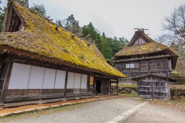 Shirakawa-go, Japonya 'da yosun kaplı sazdan çatıları olan geleneksel Go tarzı çiftlik evleri. Eşsiz mimari tasarım ve kırsal yaşamın sergilendiği bir UNESCO Dünya Mirası sahası.