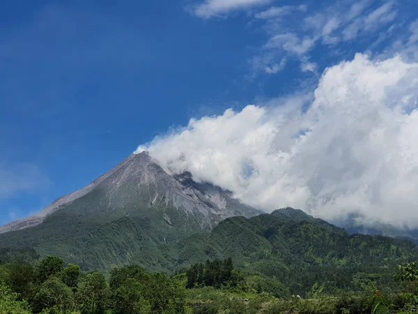 Foto Monte Merapi Durante Dia Emitindo Fumaça Esta Montanha Está — Fotografia de Stock