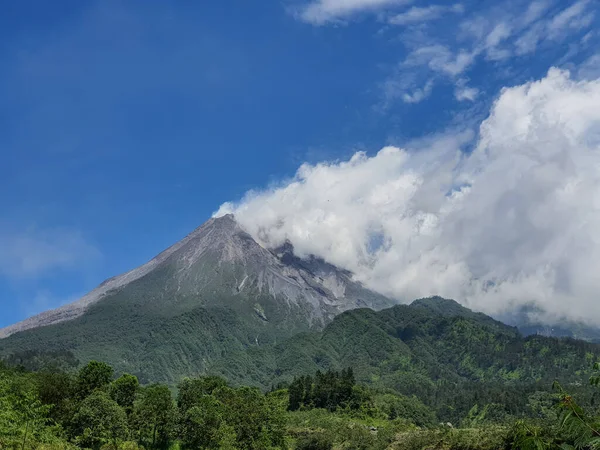 Foto Monte Merapi Durante Dia Emitindo Fumaça Esta Montanha Está — Fotografia de Stock