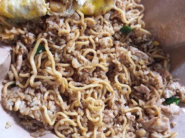 Yumurtalı pilav ve biraz erişte.