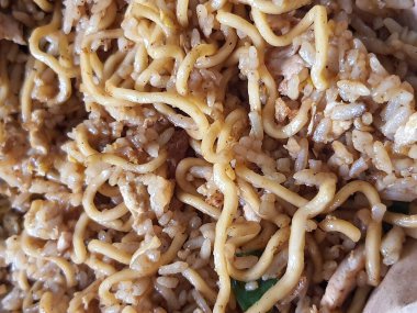 Yumurtalı pilav ve biraz erişte.