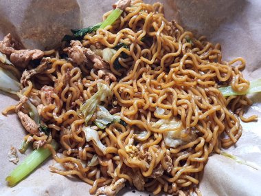 Kızarmış eriştenin fotoğrafı.