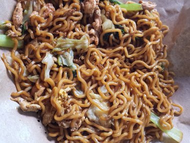 Kızarmış eriştenin fotoğrafı.