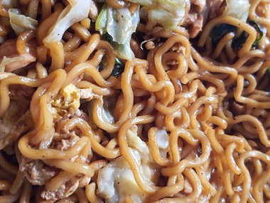 Kızarmış eriştenin fotoğrafı.