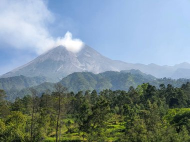 Merapi Dağı 'nın gündüz dumanı püskürten fotoğrafı. Endonezya dağ manzarası