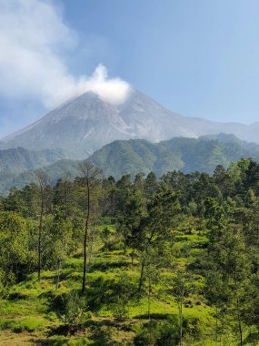 Merapi Dağı 'nın gündüz dumanı püskürten fotoğrafı. Endonezya dağ manzarası