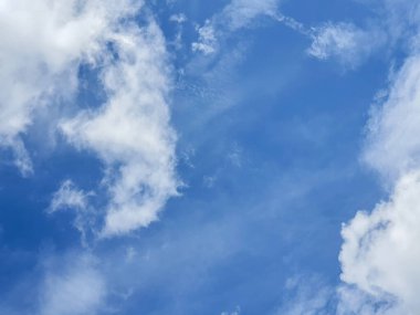 Bulutlu mavi gökyüzü fotoğrafı. Mavi gökyüzü arkaplanı