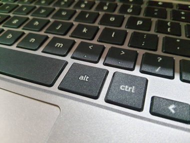 Bir dizüstü bilgisayar klavyesinin fotoğrafı