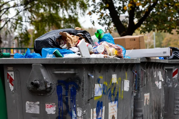Belgrado Sérvia Novembro 2022 Lixeira Cheia Lixo Lixo Cair Por — Fotografia de Stock