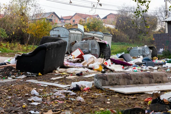 塞尔维亚 贝尔格莱德 2022年11月17日 塞尔维亚 贝尔格莱德 街道上到处都是垃圾堆 — 图库照片