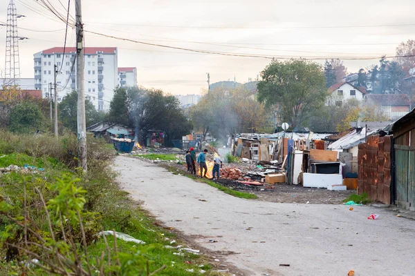 Belgrado Sérvia Novembro 2022 Grupo Crianças Ciganas Cercam Incêndio Áreas — Fotografia de Stock
