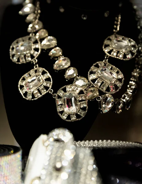 ジュエリー店のディスプレイ上の女性のスタイリッシュなダイヤモンドネックレス — ストック写真