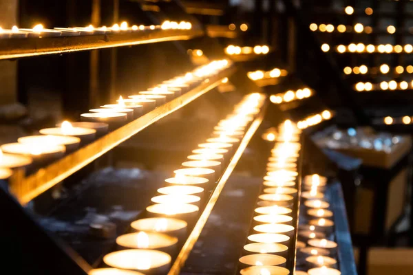 Свічки Горять Церкві Тло Розмитий Образ — стокове фото