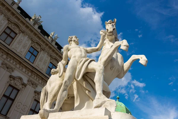 2018年7月5日 オーストリア ウィーンのベルヴェデーレ宮殿にて馬の像を持つ男 — ストック写真