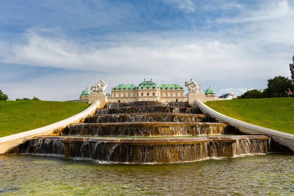 ウィーン オーストリア 2018年7月5日 オーストリアのウィーンにあるベルヴェデーレ バロック様式の宮殿の庭園で噴水 — ストック写真