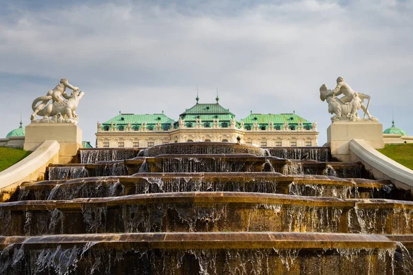 ウィーン オーストリア 2018年7月5日 オーストリアのウィーンにあるベルヴェデーレ バロック様式の宮殿の庭園で噴水 — ストック写真