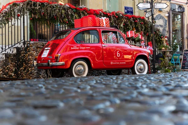 Belgrade Serbia Desember 2022 Oldtimer Memamerkan Mobil Merah Dengan Hadiah — Stok Foto