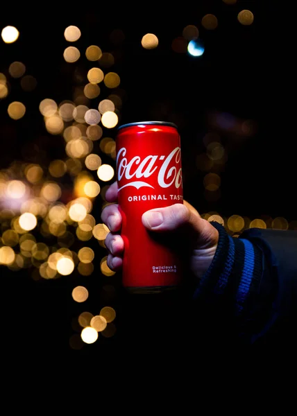 Βελιγράδι Σερβία Ιανουαρίου 2023 Coca Cola Μπορεί Στο Χέρι Χριστουγεννιάτικα — Φωτογραφία Αρχείου