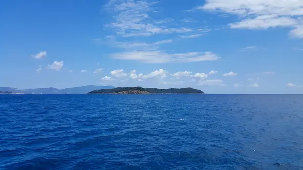 Скиатос Греция Август 2023 Вид Остров Скиатос Красивое Голубое Эгейское — стоковое фото
