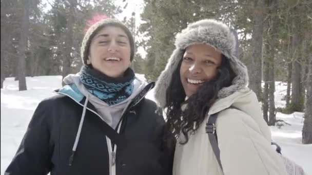 Veselý Portrét Usměvavé Ženy Která Dívá Kameru Stojící Zasněženém Lese — Stock video