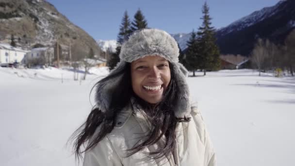 Mulher Feliz Divertindo Vale Montanhas Inverno Paisagem Nevada Floresta Imagens — Vídeo de Stock