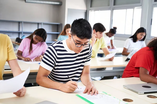 Diák Jegyzetel Miközben Középiskolában Tanul Elégedett Fiatalember Miközben Asztalnál Osztályteremben — Stock Fotó