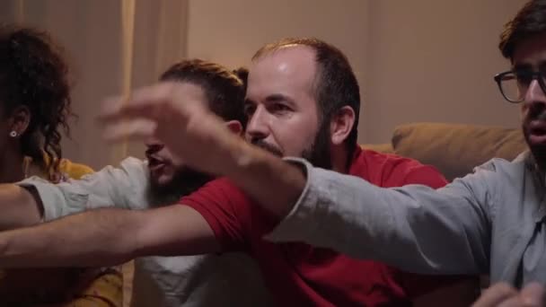 Podekscytowana Grupa Męskich Fanów Krzyczy Ogląda Mecz Oraz Świętuje Bramkę — Wideo stockowe