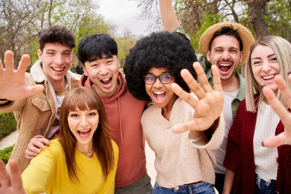 Μια Ομάδα Από Χαρούμενους Νεαρούς Φίλους Που Φωτογραφίζουν Selfie Φοιτητές — Φωτογραφία Αρχείου