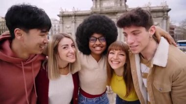 Şehirdeki bir grup mutlu arkadaşın gülümseyen selfie 'si. Genç turistler tatillerinin fotoğraflarını akıllı bir telefonla çekiyorlar. Avrupa 'da öğrenci gezisinde eğlenen insanlar. Yüksek kalite fotoğraf