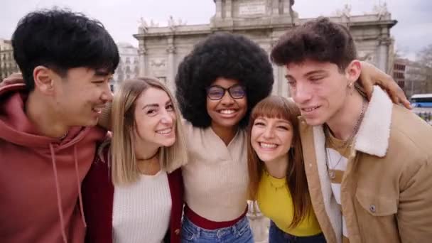 Smiling Selfie Group Happy Friends Outdoors City Young Tourists Take — Vídeo de stock