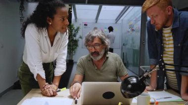 Modern Ofis 'te: Çeşitli Meslektaşlar Toplantılar, Geliştirme Stratejisi, Proje İlerlemesi, Müşteri Deneyimi Yönetimi Grubu da. İş adamları iş hakkında konuşuyor.