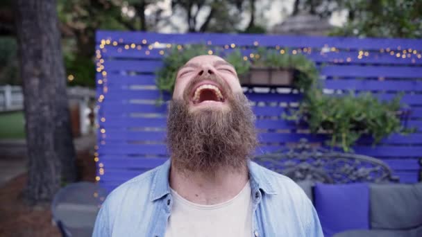 Kel Sakallı Bir Adam Yüksek Sesle Gülüyor Eğlenceli Eğlenceli Komik — Stok video