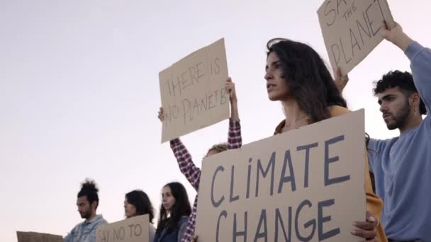 気候変動のための地球規模のストライキに関するプラカードやポスターを持つ人々 惑星Bはありません — ストック動画
