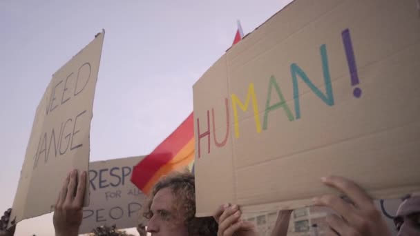Gruppo Giovani Manifestano Diritti Gay Pride Sostenitori Della Comunità Lgbt — Video Stock
