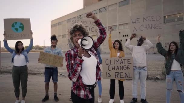 Женщина Мегафоном Группе Протестующих Старой Фабрике Молодые Активисты Борются Изменение — стоковое видео