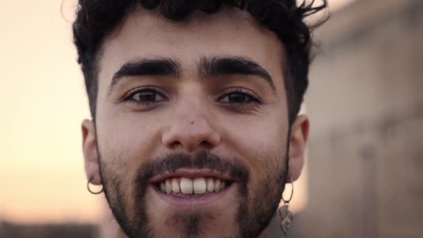 Ritratto Gay Sorridente Che Guarda Telecamera Gente Allegra Con Faccia — Video Stock