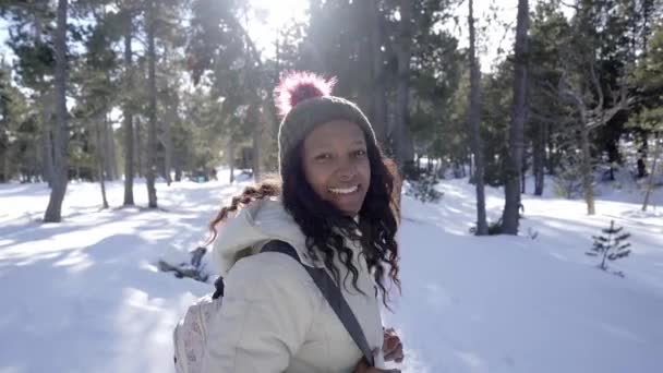 Frau Blickt Einem Verschneiten Wald Die Kamera Glückliches Porträt Eines — Stockvideo